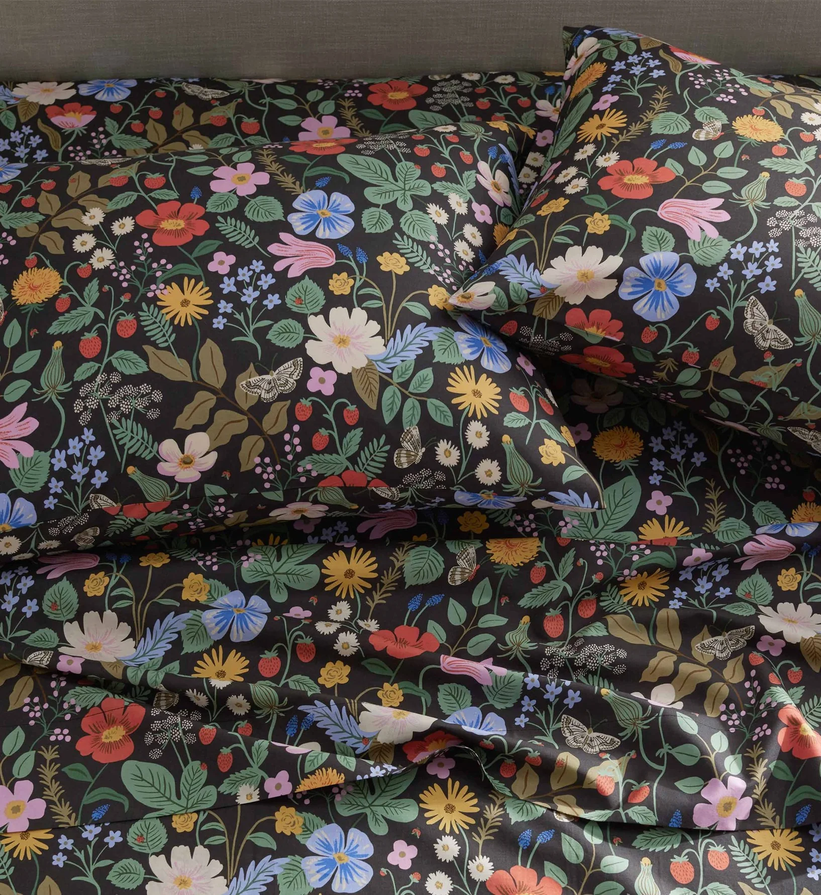 Percale Fitted Sheet - Strawberry Fields Black - Image 2